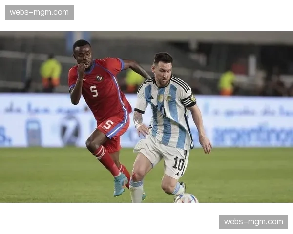 镜头捕捉：里昂小将切尔基任意球中柱，主帅表情无奈