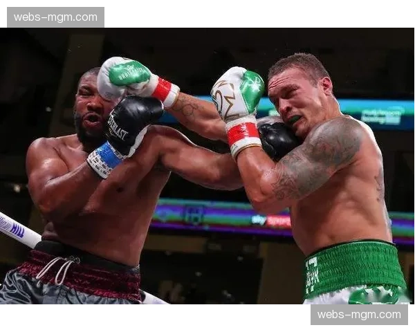 战术板解析:乌西克在卫冕战中如何运用步法控制中远距离 战术板解析:乌西克在卫冕战中如何运用步法控制中远距离