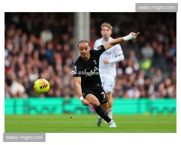 官方：RB莱比锡与德国国脚哈维·西蒙斯完成永久转会签约